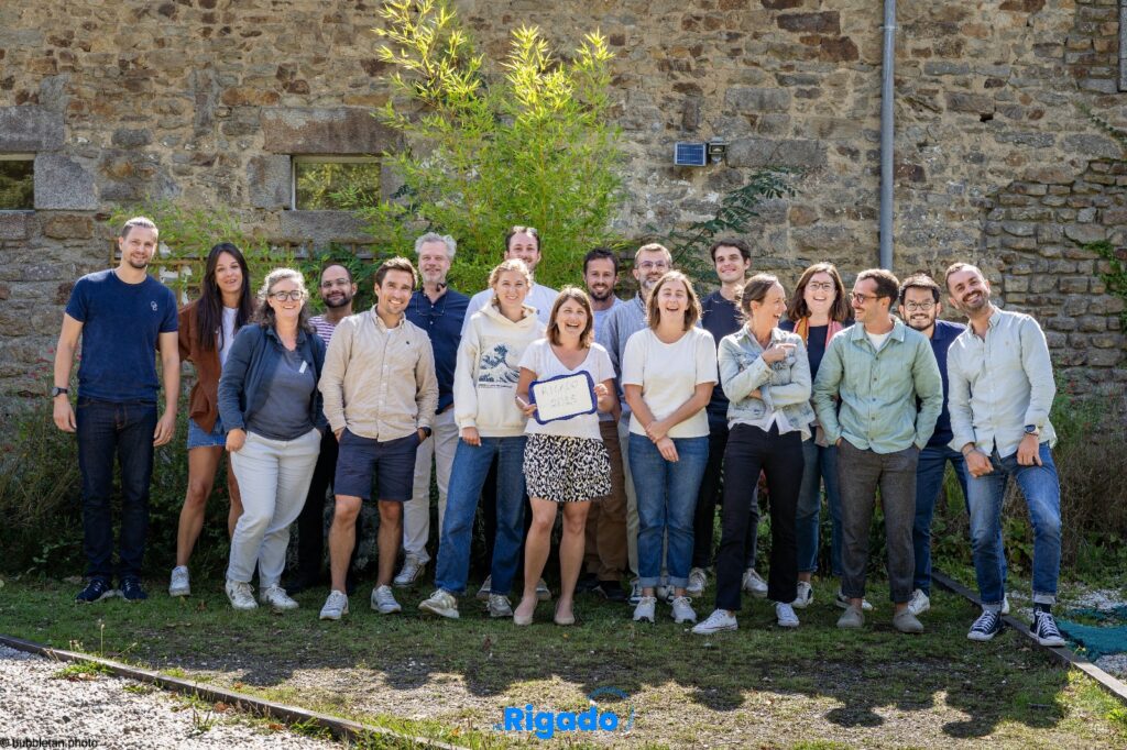 Photo de groupe devant un mur de pierre