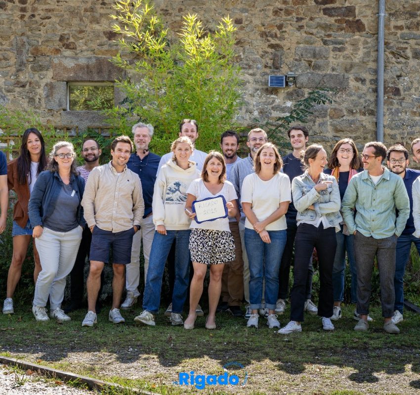 Photo de groupe devant un mur de pierre